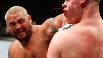 Le moment o&ugrave; le N&eacute;erlandais&nbsp;Stefan Struve&nbsp;(D) se fait casser la machoire par le N&eacute;o-Z&eacute;landais&nbsp;Mark Hunt lors d'un combat d'"ultimate fighting" &agrave; Saitama (Japon), le 3 mars 2013. (JOSH HEDGES / GETTY IMAGES)