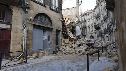 Les décombres des immeubles effondrés rue de la Rousselle à Bordeaux (Gironde), le 21 juin 2021. (THIBAUD MORITZ / AFP)