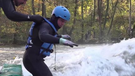 Haute-Savoie : des passionnées surfent sur une rivière d’eau douce (France 3)