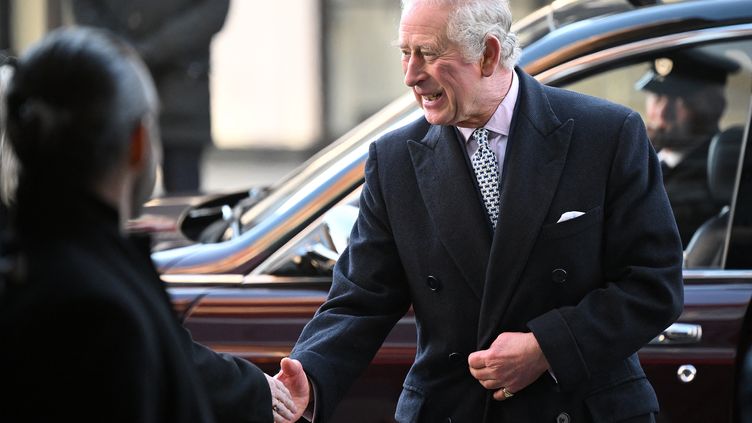 King Charles III visits a community center in London, December 8, 2022. Illustrative photo.  (JUSTIN TALLIS/POOL/VIA AFP)