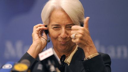 La directrice du FMI Christine Lagarde en conf&eacute;rence de presse &agrave; P&eacute;kin (Chine), le 10 novembre 2011. On imagine qu'elle ne fait pas allusion &agrave; la situation &eacute;conomique de la Gr&egrave;ce &agrave; ce moment pr&eacute;cis... (PETER PARKS / AFP)