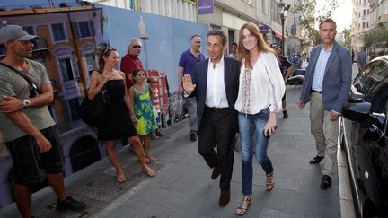 Nicolas Sarkozy et Carla Bruni &agrave; Nice (Alpes-Maritimes), le 6 ao&ucirc;t 2013 pour un d&icirc;ner au restaurant La petite maison&nbsp;avec la reine et le roi de Jordanie. (MAXPPP)