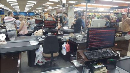 Des clients d'un supermarché de Kharkov (Ukraine) bloqués aux caisses après une cyberattaque, le 27 juin 2017. (REUTERS)