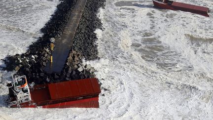 Vue a&eacute;rienne du cargo espagnol coup&eacute; en deux devant la plage d'Anglet (Pyr&eacute;n&eacute;es-Atlantiques), le 5 f&eacute;vrier 2014. ( REGIS DUVIGNAU / REUTERS)