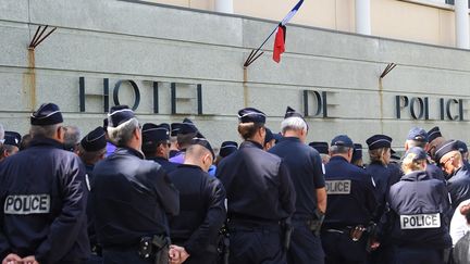 Des policiers rassemblés, au lendemain du suicide de l'un de leurs confrères, à Montpellier, le 19 avril 2019 (illustration). (SYLVAIN THOMAS / AFP)