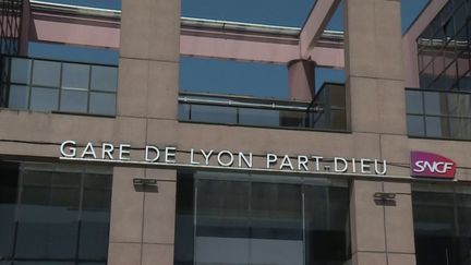 Un jour en France : problème de transports à Lyon, un incendie en Corse