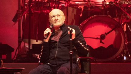 Phil Collins sur scène avec son groupe Genesis, le 7 octobre 2021 à Glasgow (Ecosse) dans le cadre du The Last Domino Tour. (ROBERTO RICCIUTI / REDFERNS/ GETTY)