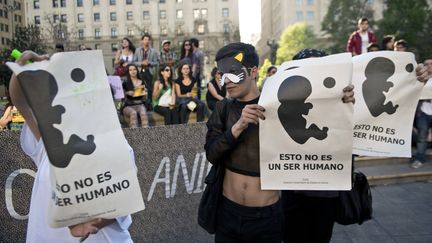 Des manifestants demandent la légalisation de l'avortement thérapeutique au Chili, à Santiago (Chili), le 6 mars 2016. (MARTIN BERNETTI / AFP)