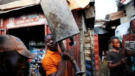 Les autorités ont récemment fait savoir qu'elles aimeraient venir à bout de ces «junk markets», ces marchés de ferraille, à l'origine d'une pollution aux métaux lourds. Mais la partie risque d'être difficile tant ces lieux, source d'emplois, sont imbriqués dans la cité. L'idée des urbanistes consisterait plutôt à essayer de donner un cadre légal à ce commerce informel qui draine de grandes quantités d'argent. Lagos accueille environ 900 nouveaux habitants par jour. (Akintunde Akinleye / REUTERS)