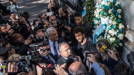 Le président de la Lazio de Rome, Claudio Lotito, dépose des fleurs devant la synagogue de Rome (Italie), le 24 octobre 2017. (ANDREA RONCHINI / NURPHOTO / AFP)