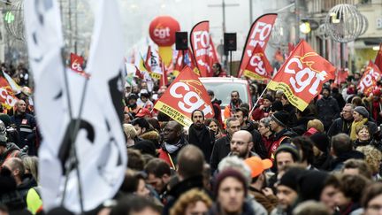 Des manifestants, membres de la CGT, durant le rassemblement à Lille contre la réforme des retraites, le 9 janvier 2020. (FRANCOIS LO PRESTI / AFP)