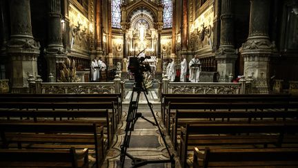 Une messe célébrée à Lyon, le 25 mars 2020.&nbsp; (ANTOINE MERLET / HANS LUCAS / AFP)