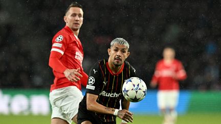 Facundo Medina lors du match de Ligue des champions entre le PSV Eindhoven et le RC Lens au Philips Stadion, le 8 novembre 2023. (JOHN THYS / AFP)