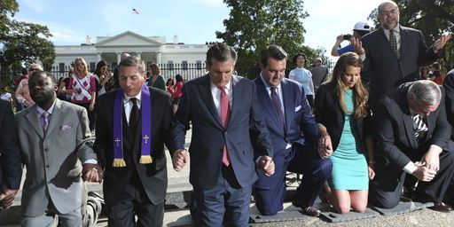 L'égérie du Tea Party, le sénateur du Texas Ted Cruz, en train de prier devant la Maison Blanche le 26-9-2013 avec des membres de la Coalition de défense chrétienne (droite chrétienne) en faveur de Saeed Abedini, un pasteur américain d'origine iranienne condamné à 8 ans de prison en Iran. (Reuters - Gary Cameron)