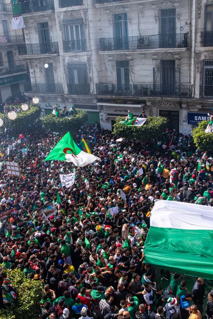 Des manifestants algériens réclament le départ du pouvoir en place, le 5 avril 2019,&nbsp;à Alger. (NADIA FERROUKHI / HANS LUCAS / AFP)