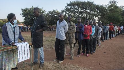 Des citoyens font la queue au bureau de vote Malembo, à Lilongwe (Malawi), le 23 juin 2020. (AMOS GUMULIRA / AFP)