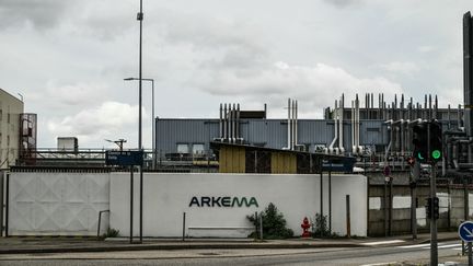 L'usine Arkéma, à Pierre-Bénite (Rhône), près de Lyon, le 9 avril 2024. (JEFF PACHOUD / AFP)