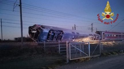 Un train à grande vitesse a déraillé près de Lodi, à&nbsp;une cinquantaine de kilomètres au sud de Milan, en Italie, le 6 février 2020. (VIGILI DEL FUOCO / AFP)