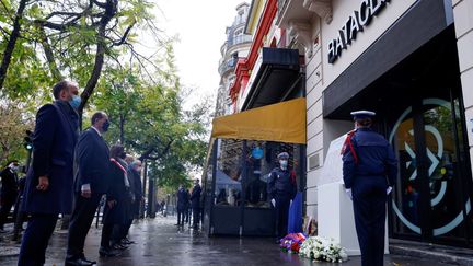 Le Premier ministre Jean Castex, la maire de Paris Anne Hidalgo et des rescapés lors des commémorations de l'attentat au Bataclan, le 13 novembre 2021. (AFP)