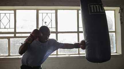 Le boxeur sud-africain Steve Omar s'entraîne contre un sac de&nbsp;frappe à&nbsp;Johannesburg, le 2 mars 2016. (GIANLUIGI GUERCIA / AFP)