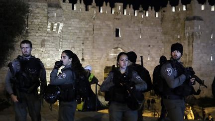 Des membres de la police israélienne ferment la porte de Damas de la vieille ville de Jérusalem aux piétons, le 29 janvier 2020. (AHMAD GHARABLI / AFP)