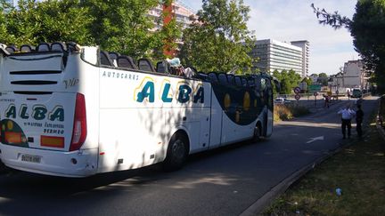 &nbsp; (L'épave du car, dont le toit a été arraché dans le tunnel © RF / Marie Mutricy)