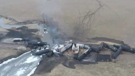 Le feu a brulé de longues heures dans la nuit de l'Iowa. Un train transportan des wagons-citernes d'éthanol a déraillé vendredi 10 mars dans le nord-ouest de cet état des Etats-Unis. Un accident qui a provoqué un immense incendie qui a duré plus de 15 heures, selon le Chicago Tribune. De grandes quantité d'éthanol se sont également échappé dans un ruisseau proche. 
Selon The Des Moines Register, il n'y a pas eu de blessés. Les deux conducteurs du train ont été évacués, ainsi que les habitants de la zone. Au moins 27 des 101 voitures ont déraillé et chacun des wagon transportait jusqu'à 95 000 litres. Sur les images filmées d'hélicoptère, on peut voir le train en accordéon sur ce qu'il reste du tracé des rails.