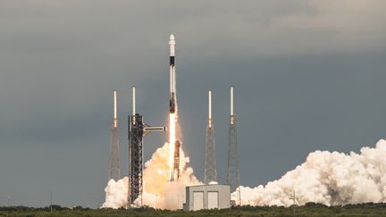 Um foguete SpaceX Falcon 9 decola da plataforma de lançamento 40 da estação espacial de Cabo Canaveral, na Flórida. (MANUEL MAZZANTI/NURPHOTO)