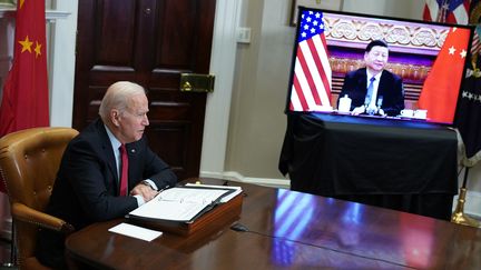 Le président américain Joe Biden en liaison virtuelle avec son homologue chinois Xi Jinping, depuis Washington (Etats-Unis), le 16&nbsp;novembre 2021. (MANDEL NGAN / AFP)