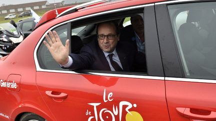 Fran&ccedil;ois Hollande dans une voiture officielle du Tour de France, lors de l'&eacute;tape entre Arras (Pas-de-Calais) et Reims (Marne), le 10 juillet 2014. (JEFF PACHOUD / AFP)