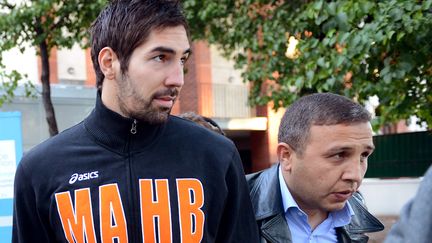 Le handballeur Nikola Karabatic quitte le stade Pierre-de-Coubertin sous l'escorte de policiers, &agrave; Paris, le 30 septembre 2012. (FRANCK FIFE / AFP)