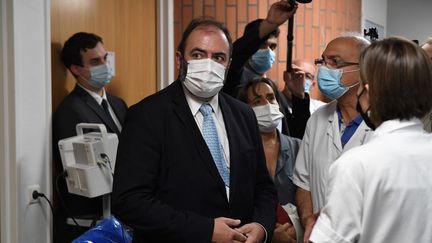 Le ministre de la Santé, François Braun (au centre), s'entretient avec des infirmières lors de sa visite au Centre hospitalier intercommunal de Créteil, le jour de sa nomination le 4 juillet 2022. (ALAIN JOCARD / AFP)