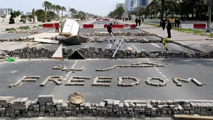 Le mot "Freedom" (liberté) écrit sur une avenue de Manama, à Bahrein (14/03/11) (AFP/JAMES LAWLER DUGGAN)