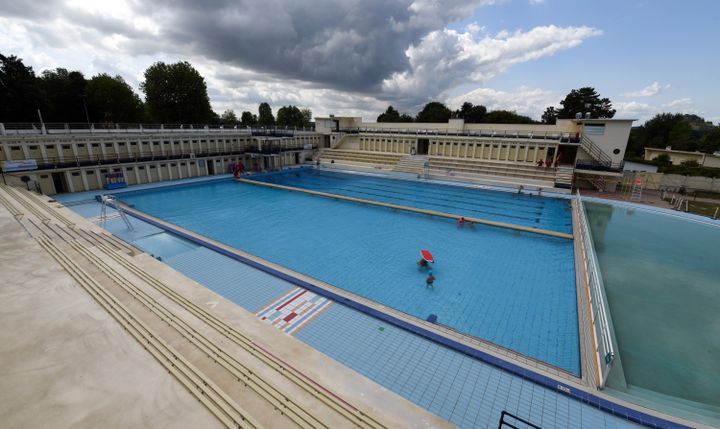 La piscine Roger Salengro, conçue&nbsp; par l'architecte local Paul Hanote&nbsp;a été inaugurée en 1936 sous le Front populaire, en plein avènement du sport, des loisirs et des congés payés. (DENIS CHARLET / AFP)