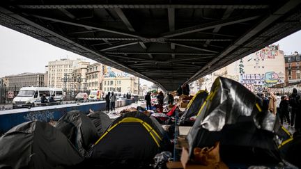 Des abris de fortune sous le pont du métro à Paris, le 17 novembre 2022. (CHRISTOPHE ARCHAMBAULT / AFP)