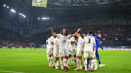 Les joueurs marseillais fêtent le second but de Ruslan Malinovskyi au Vélodrome en huitième de finale de la Coupe de France contre le PSG, le 8 février 2023. (NICOLAS TUCAT / AFP)