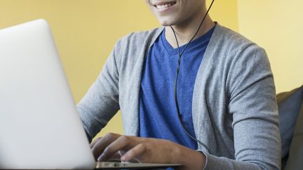 A Menton (Alpes-Maritimes), un adolescent de 15 ans est parvenu &agrave; pi&eacute;ger un homme qui l'avait abord&eacute; sur un site internet de rencontres. (MOXIE PRODUCTIONS / BLEND IMAGES / GETTY IMAGES)