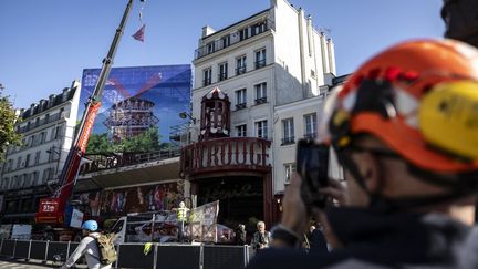 Le Moulin Rouge, temple du cancan, était resté ouvert aux spectateurs depuis l'accident. (OLYMPIA DE MAISMONT / AFP)