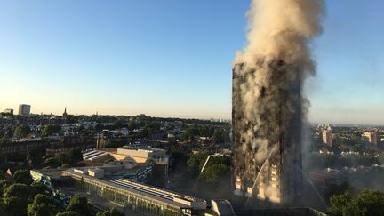 La&nbsp;Grenfell Tower ravagée par un incendie, le 14 juin 2017 à Londres (Royaume-Uni). (NATALIE OXFORD / NATALIE OXFORD / AFP)