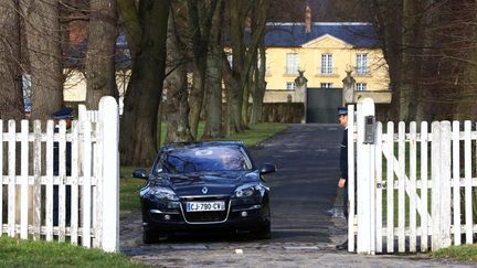 Une voiture sort de la r&eacute;sidence de la Lanterne &agrave; Versailles (Yvelines), le 19 janvier 2014. (  MAXPPP)