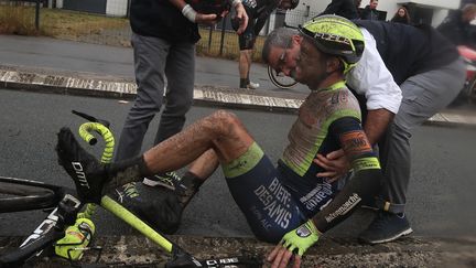 Wesley Kreder (Intermarché Groupe Gobert) au sol lors de Paris-Roubaix 2021, le 3 octobre 2021. (CHRISTOPHE PETIT TESSON / EPA via MaxPPP)