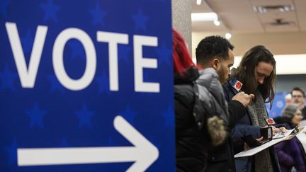 Des électeurs s'inscrivent pour les primaires américaines à Minneapolis, dans le Minnesota (Etats-Unis), le 17 janvier 2020. (STEPHEN MATUREN / GETTY IMAGES NORTH AMERICA / AFP)