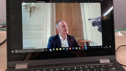 Hervé Le Tellier lauréat du prix Goncourt 2020 en direct sur la plateforme Zoom pour répondre aux questions des journalistes, le 30 novembre&nbsp;2020 (Laurence Houot / franceinfo Culture)