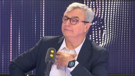 Le journaliste Hervé Brusini, co-auteur d'un&nbsp;documentaire sur la naissance du 20 heures, sur le plateau de franceinfo jeudi 13 juin. (FRANCEINFO)