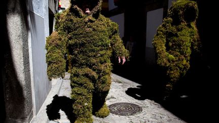 Des "Moss Men" (hommes recouverts de mousse)&nbsp;prennent part &agrave; la procession de la F&ecirc;te-Dieu &agrave; Bejar (Espagne), le 2 juin2013. (PABLO BLAZQUEZ DOMINGUEZ / GETTY IMAGES)