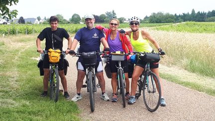 Elias, Jean-Michel, Bernadette et une de leurs amies ont réalisé un long périple le long de la Loire,&nbsp;340 kilomètres de&nbsp;Nevers à Tours. (FARIDA NOUAR / RADIO FRANCE)