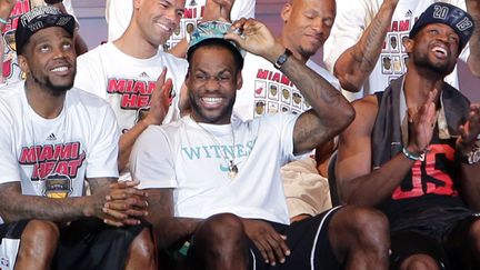 Haslem (à g), James et Wade tout sourire sous le maillot du Heat (ALEXANDER TAMARGO / GETTY IMAGES NORTH AMERICA)