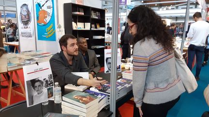 Maxime Calligaro à la foire du livre de Bruxelles en séance signature, le 16 février 2019.&nbsp; (ANGÉLIQUE BOUIN / FRANCE-INFO)