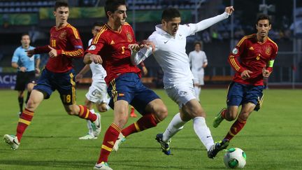 L'Espagnol Borja Lopez et le Fran&ccedil;ais Yassine Benzia &agrave; la lutte, en demi-finale de l'Euro de football des moins de 19 ans, lundi 29 juillet &agrave; Kaunas (Lituanie). (ALIUS KOROLIOVAS / AFP)