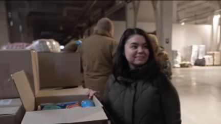 Les Ukrainiens vont célébrer Noël le 25 décembre et non plus le 7 janvier. À deux jours du Réveillon dans la capitale ukrainienne, les femmes s'activent pour envoyer quelques cadeaux aux hommes sur le front.